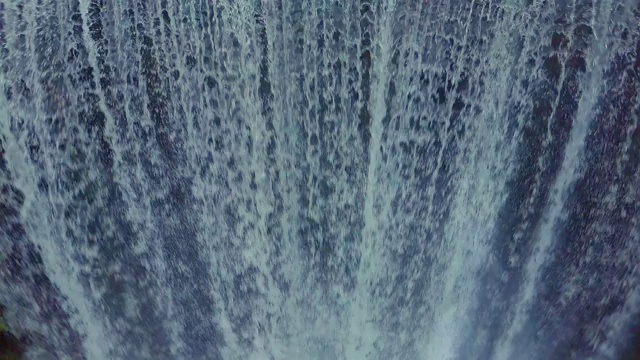空中向下倾斜:从森林中的岩石悬崖瀑布-贝尔莫瀑布，澳大利亚视频素材