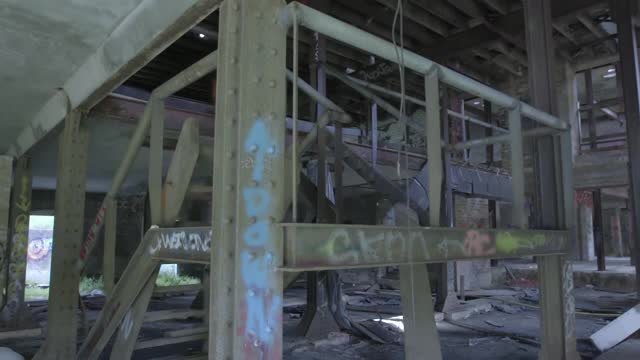 淘金:在损坏的啤酒厂金属楼梯上的涂鸦-米塔贡，澳大利亚视频素材