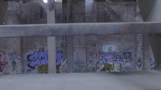 特写:木楼梯对涂鸦墙上的啤酒厂-米塔贡，澳大利亚视频素材