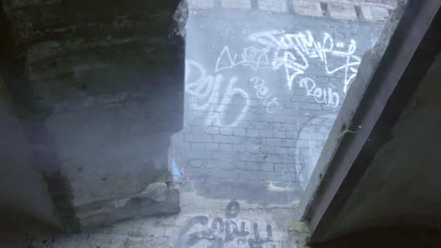 平移慢动作:烟在损坏的啤酒厂涂鸦-米塔贡，澳大利亚视频素材
