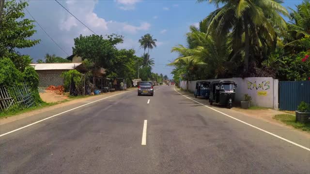 时间流逝Pov:树木对天的沿海道路上的车辆-加勒，斯里兰卡视频素材