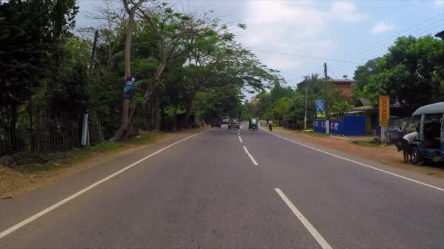 时间流逝Pov:树木与天空之间的沿海道路上的车辆-加勒，斯里兰卡视频素材