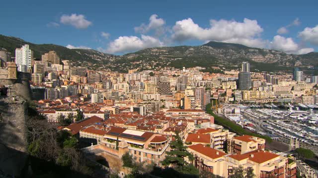 淘金:城市景观与海港附近的山和海对天空-蒙特卡洛，摩纳哥视频下载