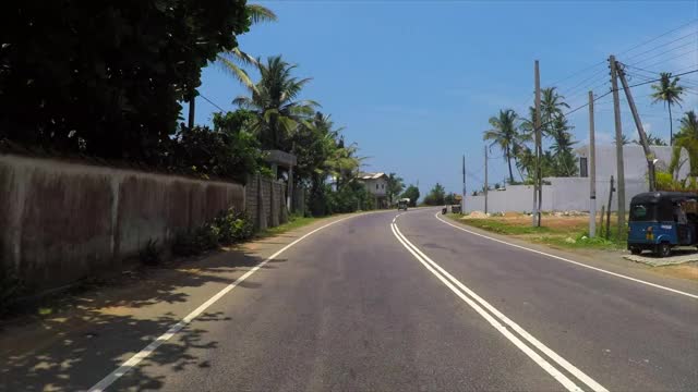 时间流逝:车辆在沿海道路与树木对天空-加勒，斯里兰卡视频素材