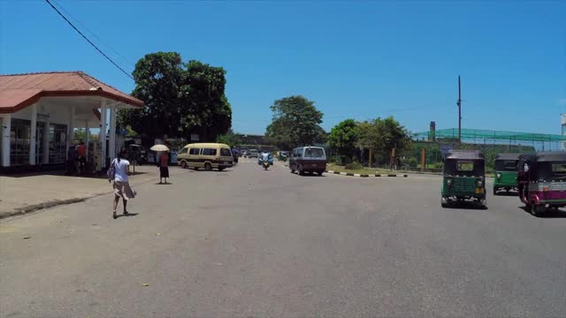 Time Lapse Pov: Vehicles On Road By Fort Against Blue Sky - Galle，斯里兰卡视频素材
