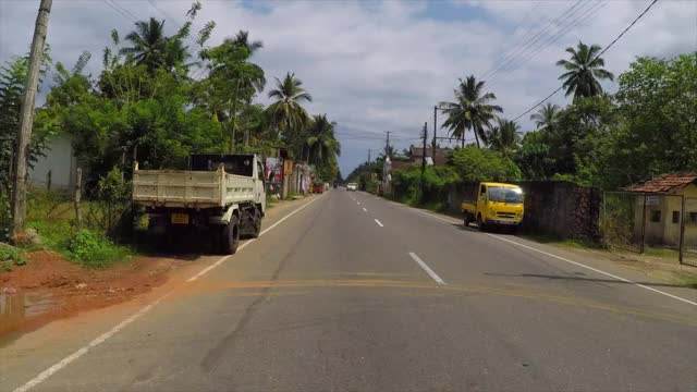 时间流逝Pov:道路上的车辆对着天空的建筑物-加勒，斯里兰卡视频下载