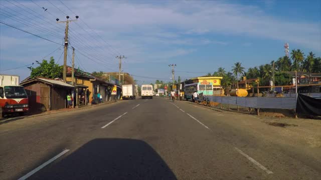 时间流逝:道路与车辆和人对天空-加勒，斯里兰卡视频素材
