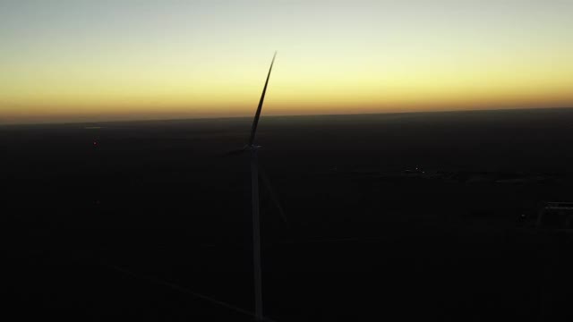 德克萨斯州高空上的风力涡轮机日落视频素材