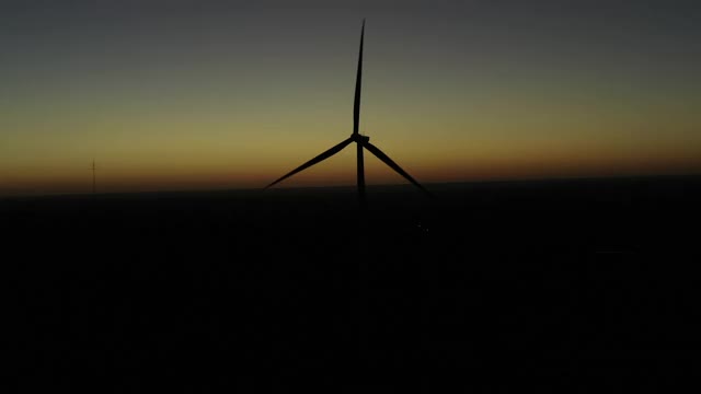 德克萨斯州高空上的风力涡轮机日落视频素材