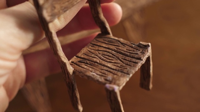 由粘土微型diy聚合物制成的木椅面视频素材