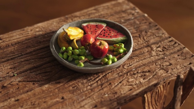 水果拼盘小水果由粘土制成的微型diy聚合物在木桌上视频素材