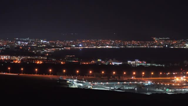 葛伦齐克市的灯光与海湾在夜晚，反映在海水的海湾视频素材