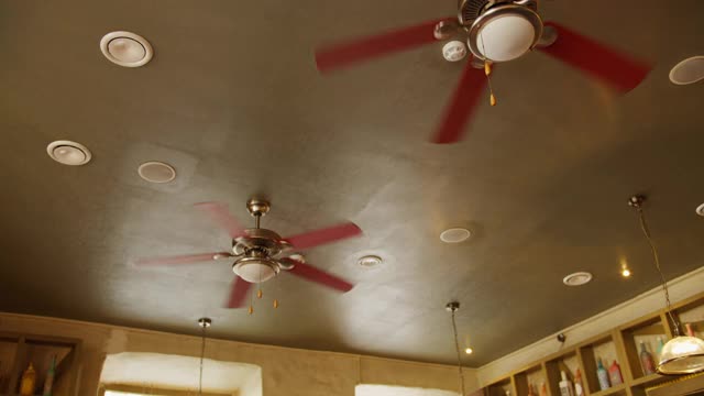 城市酒吧的天花板上有电风扇，摄像头视频素材