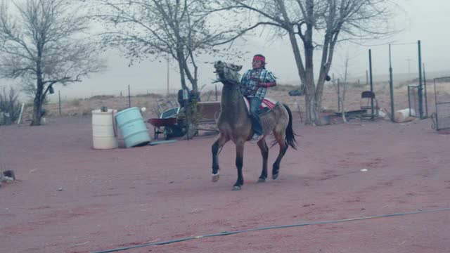 漂亮的纳瓦霍人，十三岁，在保留地骑马视频素材