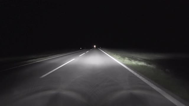 POV:汽车在夜间行驶在道路上视频下载