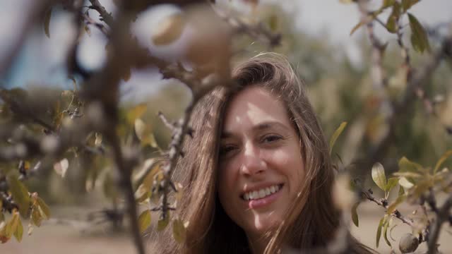 一个摘杏仁的女人的肖像视频素材