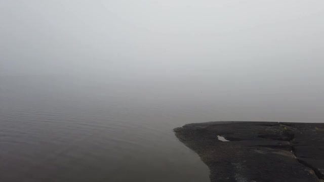 岩石湖岸上的空长椅视频素材