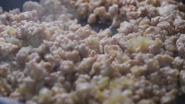 传统制面团肉丸用béchamel和牛奶，高清4K。视频下载