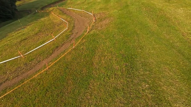 空中山地自行车骑下木制斜坡视频素材