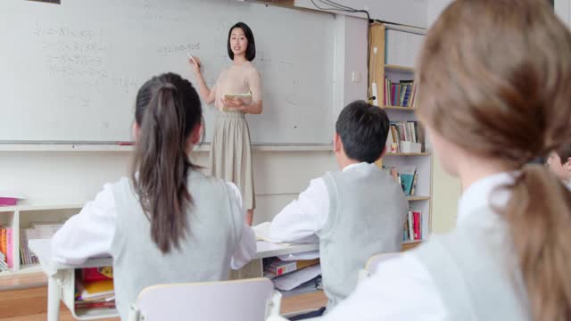 年轻老师教一个班，4K视频下载