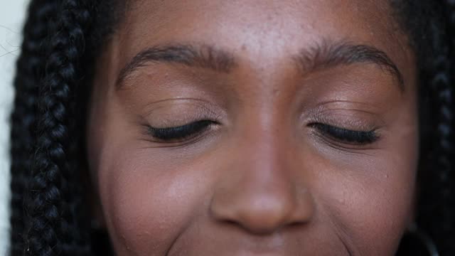 非洲黑人少女近距离看相机的眼睛视频素材