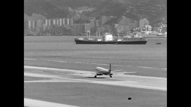 WS飞机在香港跑道起飞;1964视频素材