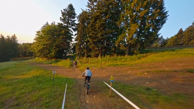 空中山地自行车手沿着赛道骑行视频素材
