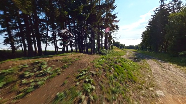 空中山地自行车手在山坡上的赛道上骑车视频下载
