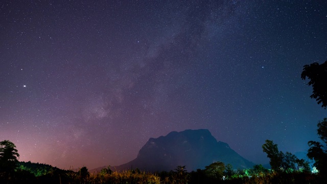 时光流逝拍摄的银河通过山峰“Doi Luang Chiang Dao”泰国视频下载