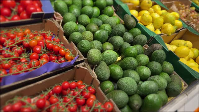 超市生产岛与新鲜的有机和健康的水果和蔬菜视频下载