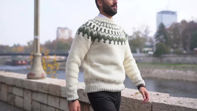 秋高气爽的一天，自信的男人穿着毛衣在散步视频下载