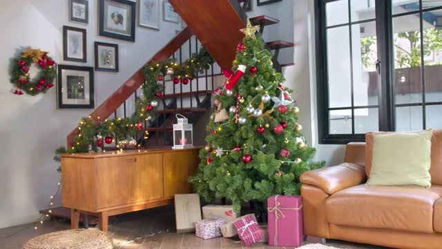 新年快乐，圣诞快乐，客厅装饰圣诞树，新年概念和圣诞背景概念视频下载