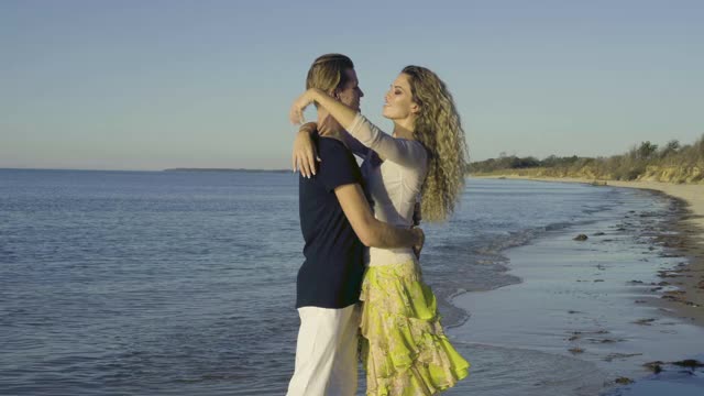 一对情侣在海滩上跳舞视频素材