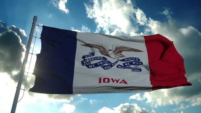 爱荷华州的国旗迎风飘扬，映衬着深邃美丽的天空视频下载
