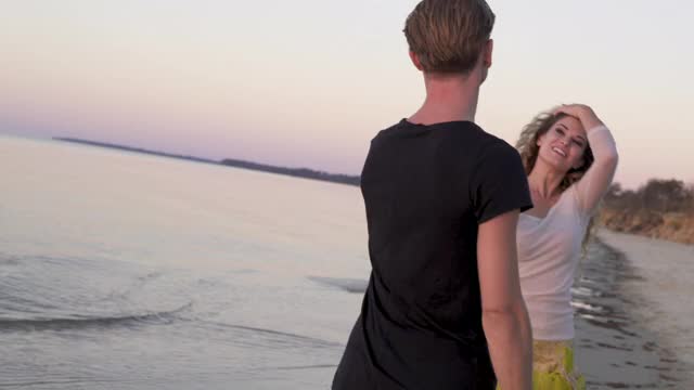一对情侣在海滩上跳舞视频素材