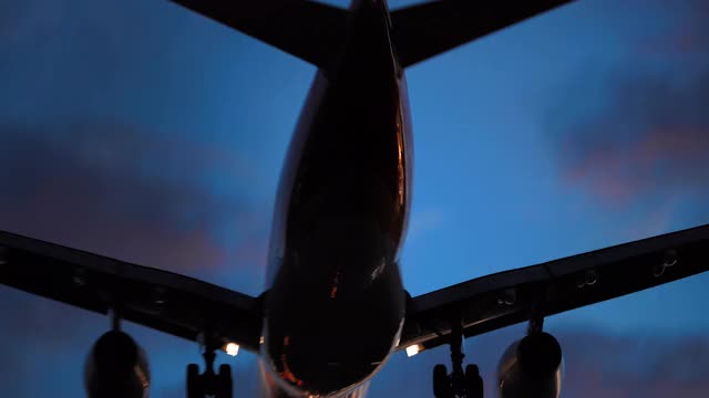 飞机黄昏降落视频素材