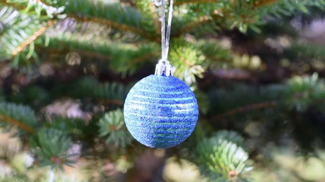圣诞装饰球在绿色的树枝。圣诞树装饰。视频素材