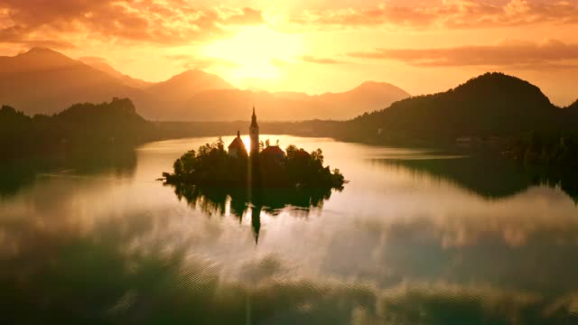 空中美景日落时分的湖岛视频下载