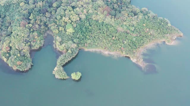 山丘和湖泊的鸟瞰图视频素材