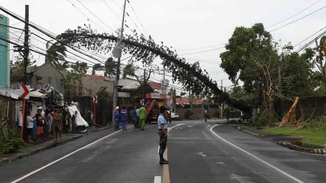 超级台风“哥尼”袭击娜迦市。视频素材