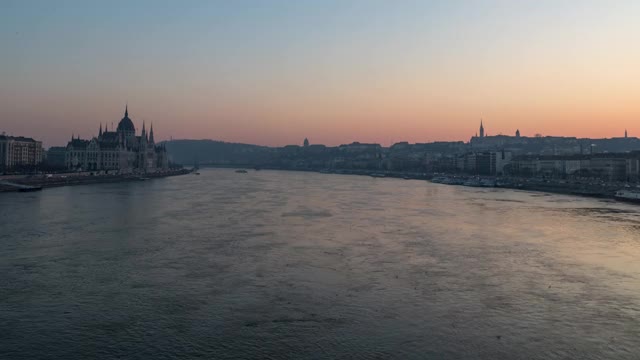 布达佩斯和佩斯从多瑙河在日落，匈牙利布达佩斯视频下载