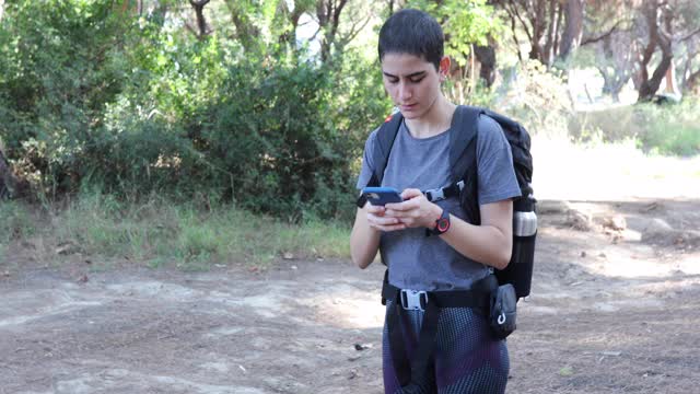 徒步旅行者用手机找路视频素材