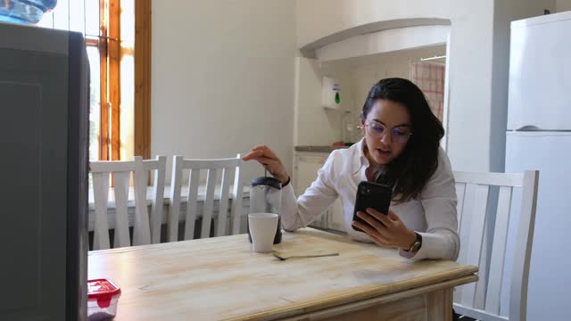 一个女人忙着玩手机，把咖啡洒了一桌子视频下载