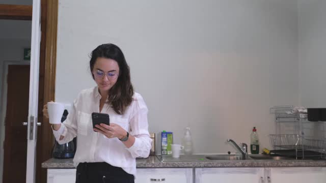 一个忙着玩手机的女人把咖啡洒了一身视频下载