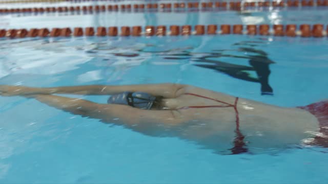 女子游泳前爬泳和深呼吸-慢动作射击视频素材