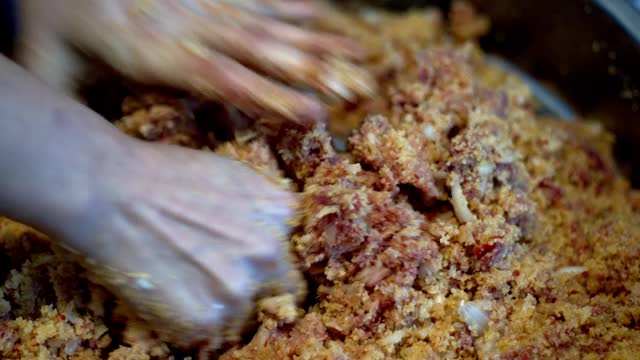 制作土耳其传统生肉丸视频素材