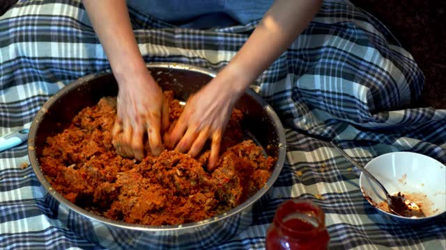 制作土耳其传统生肉丸视频素材