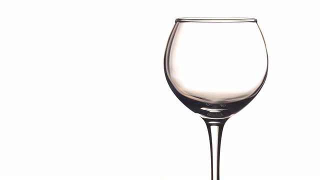 年轻的红或玫瑰葡萄酒倒入玻璃白色的背景接近。右边视频下载