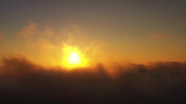 看无尽的云景观。鸟瞰图的早晨太阳在明亮的颜色视频素材
