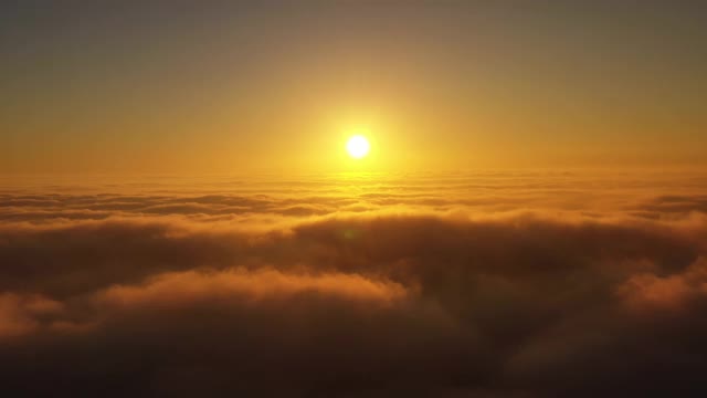 在升起的太阳的光云层上方的鸟瞰图视频素材